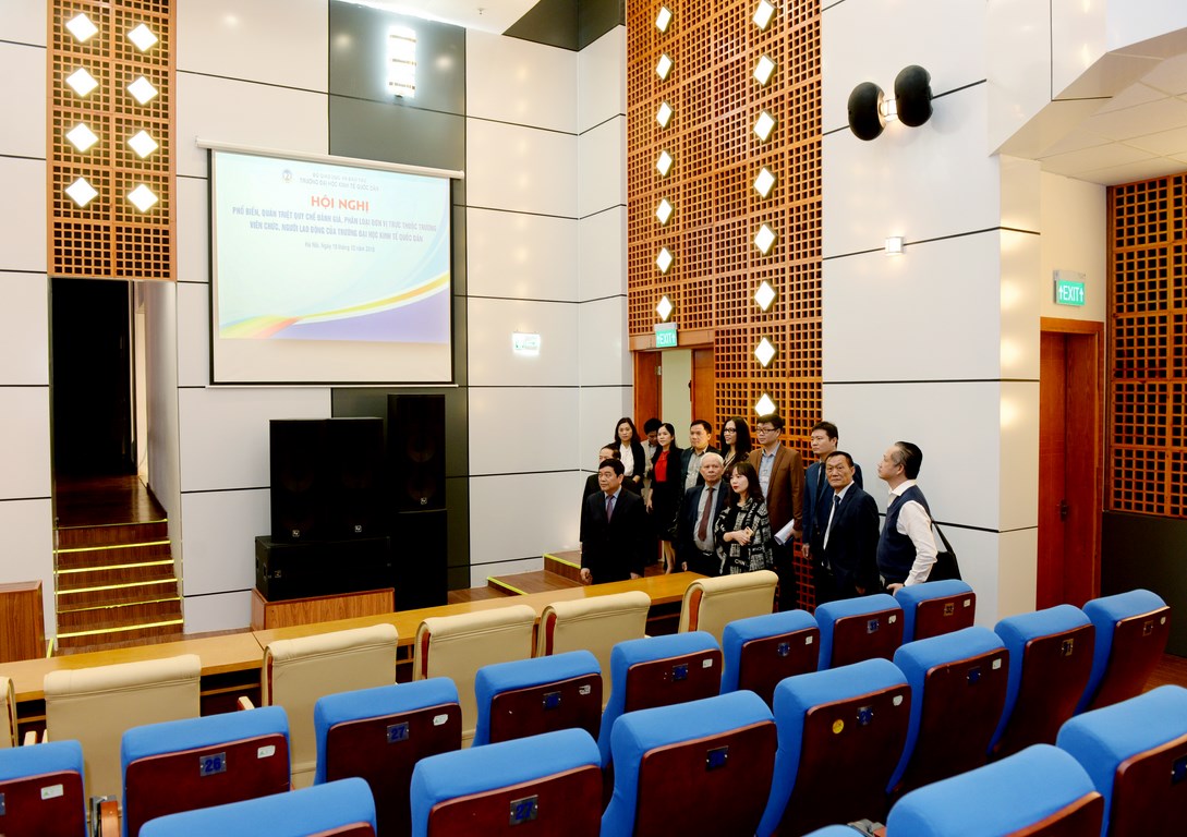 L&atilde;nh đạo Trường Đại học C&ocirc;ng nghiệp Vinh tham quan v&agrave; l&agrave;m việc tại trường Đại  học Kinh tế Quốc d&acirc;n
