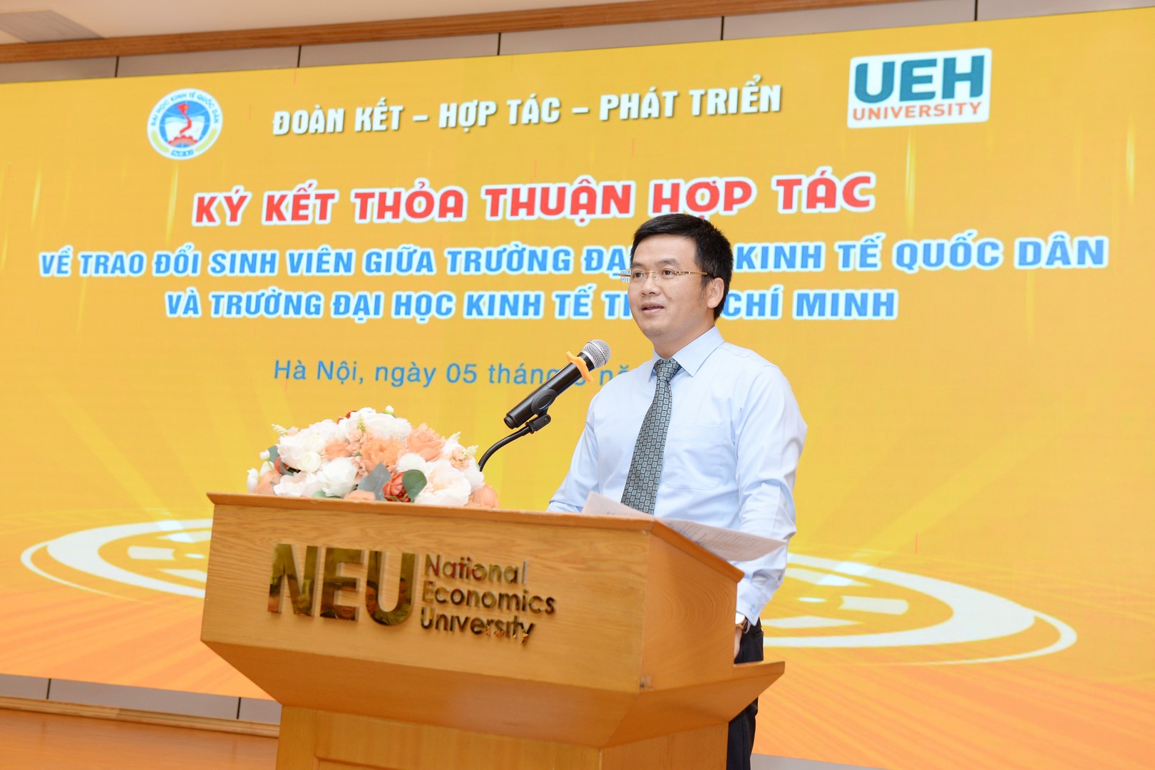 ThS. Nguyễn Hoàng Hà - Trưởng phòng CTCT&QLSV dẫn chương trình tại buổi Lễ