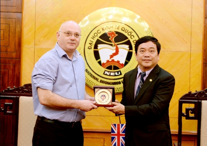 Tiến sỹ Neil Stott – Giám đốc Trung tâm Đổi mới Xã hội, Trường Kinh ...
